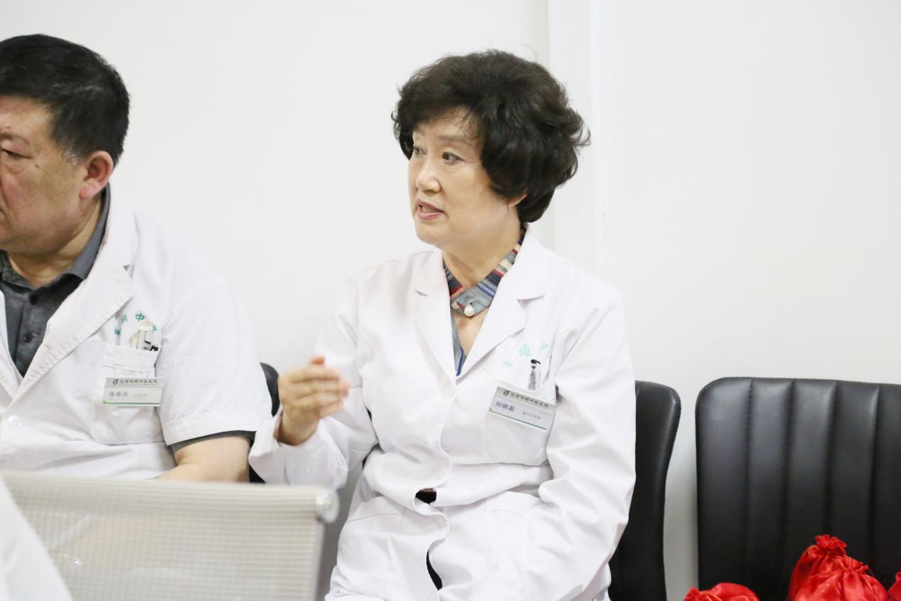 (图为:癫痫诊疗专家刘晓蕊现场讲解癫痫病家庭护理方法)